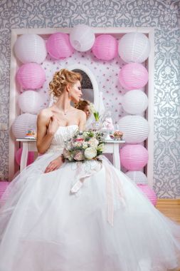 Düğün. Buket yatak ile güzel gelin