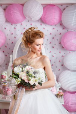 Moda düğün saç modeli ve gelinlik studio poz ile güzel gelin