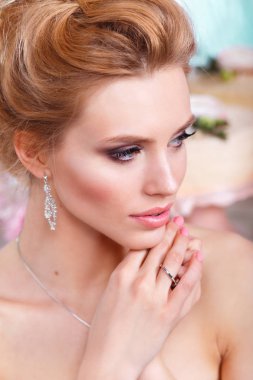 Düğün. Genç sessiz gelin uzağa arıyorsunuz nazik. muhteşem gelin moda makyaj ve saç modeli ile