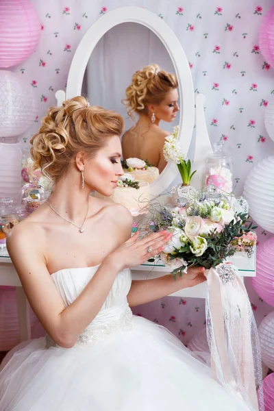 Svatba. Krásná nevěsta s kyticí v ložnici — Stock fotografie