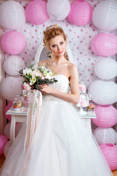 Krásná nevěsta s módní svatební účes a svatební šaty pózuje ve studiu — Stock fotografie