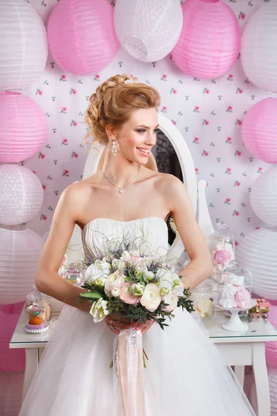 Moda düğün saç modeli ve gelinlik studio poz ile güzel gelin — Stok fotoğraf