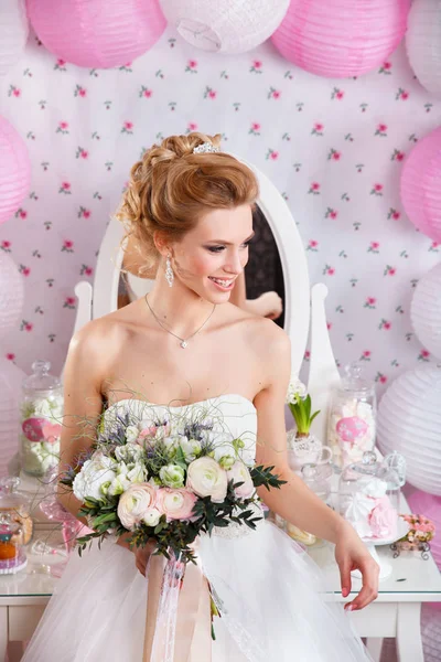 Moda düğün saç modeli ve gelinlik studio poz ile güzel gelin — Stok fotoğraf