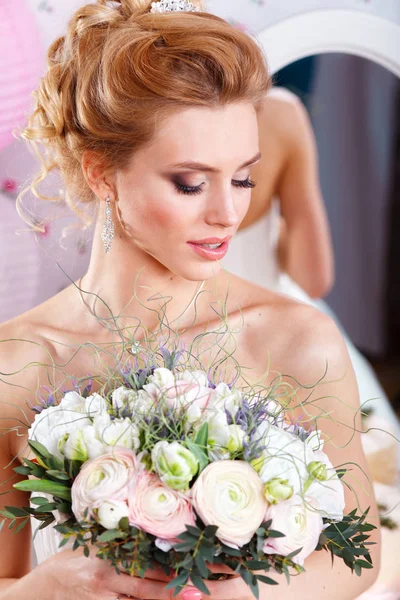 Krásná nevěsta s módní svatební účes a kytice. Detailní portrét mladého nádherná nevěsta. Svatba. Studio záběr — Stock fotografie
