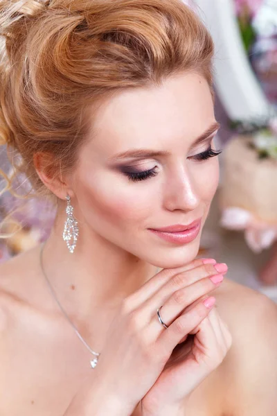 Boda. Joven novia tranquila mirando hacia otro lado. hermosa novia con maquillaje de moda y peinado —  Fotos de Stock