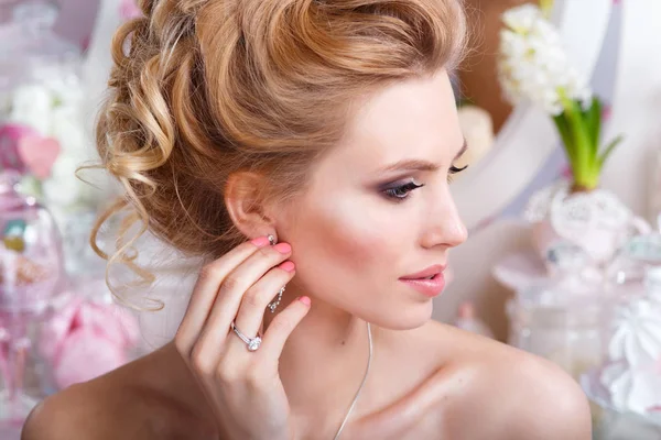 Svatba. Mladé jemné tiché nevěsta koukal. nádherná nevěsta s módní make-up a účes — Stock fotografie