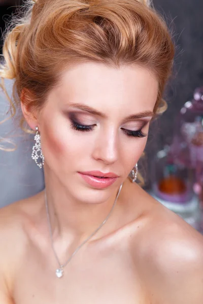 Svatba. Mladé jemné tiché nevěsta koukal. nádherná nevěsta s módní make-up a účes — Stock fotografie