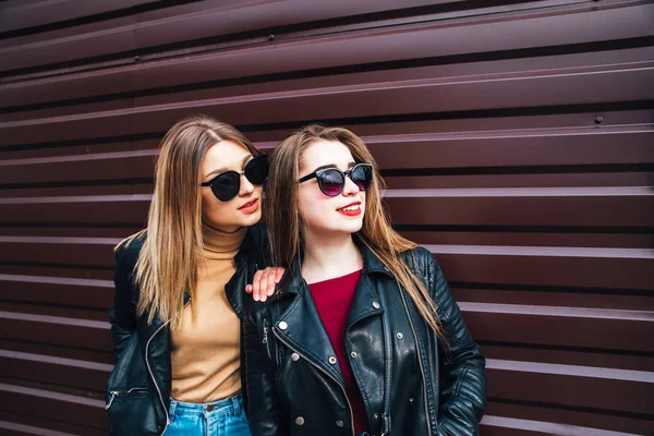 Két nő beszél a két legjobb meg hipster lányok elegáns bőrkabát és napszemüveget visel, megbolondult és nagy idő együtt City.Outdoor életmód portréja — Stock Fotó