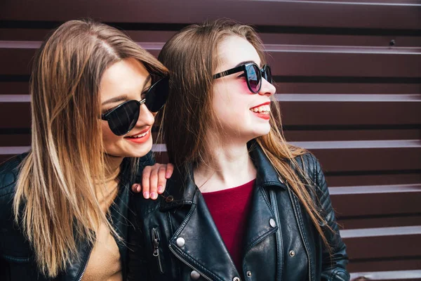 İki kadın konuşmak şık deri ceket ve güneş gözlüğü takmış, delirmek ve birlikte iyi vakit geçiriyor iki en iyi arkadaş hippi kız City.Outdoor yaşam tarzı portresi — Stok fotoğraf
