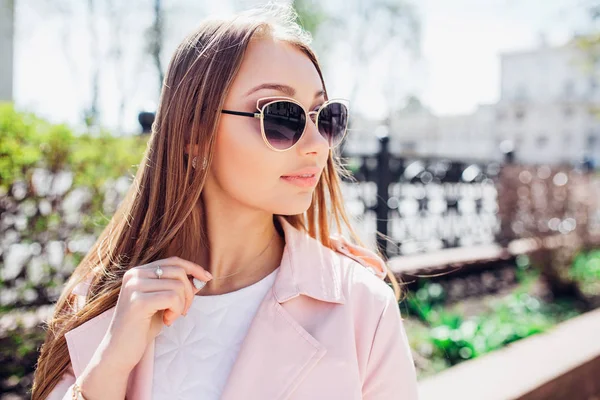 Primer plano retrato de joven hermosa mujer de moda con gafas de sol. Señora posando al aire libre — Foto de Stock