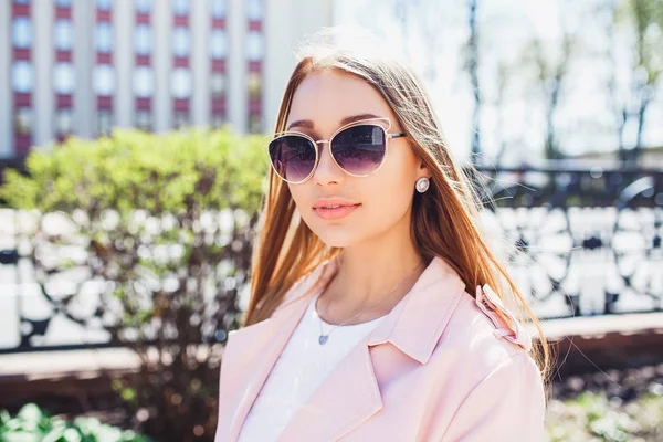 Closeup portrait of young beautiful fashionable woman with sunglasses. Lady posing outdoor — Stock Photo, Image