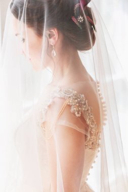 Güzel genç gelin düğün makyaj ve saç yatak ile. Güzel gelin portre onun yüzüne peçe ile. Genç güzel gelin closeup portresi.