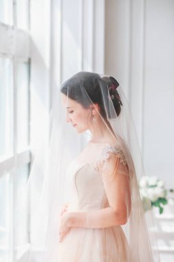 Güzel genç gelin düğün makyaj ve saç yatak ile. Güzel gelin portre onun yüzüne peçe ile. Genç güzel gelin closeup portresi.