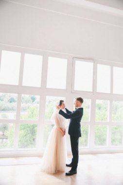 .Güzel gelin ve damat portre yüzüne peçe ile. Şık Loving düğün çift öpüşme ve sarılma