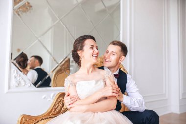 stüdyo düğün çift. Düğün günü. Mutlu genç gelin ve damat onların düğün günü. Evlilik çift - yeni aile.