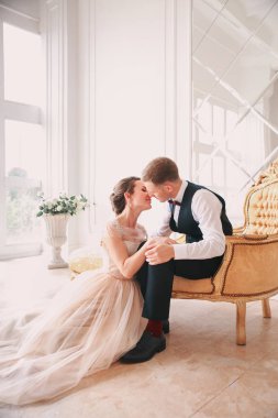 stüdyo düğün çift. Düğün günü. Mutlu genç gelin ve damat onların düğün günü. Evlilik çift - yeni aile.