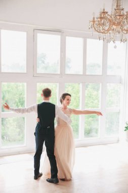 ilk düğün dance.wedding çift dansları stüdyo üzerinde. Düğün günü. Mutlu genç gelin ve damat onların düğün günü. Evlilik çift - yeni aile.