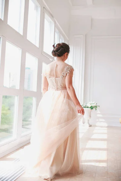美丽的新娘室内的画像。华丽的婚纱礼服在工作室时尚新娘女孩. — 图库照片