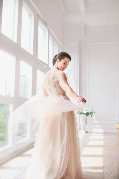 Portrait de belle mariée à l'intérieur. Mode mariée fille en robe de mariée magnifique en studio . — Photo