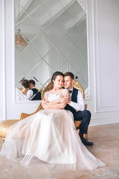 Bruidspaar op de studio. Trouwdag. Gelukkig jonge bruid en bruidegom op hun trouwdag. Bruidspaar - nieuwe familie. — Stockfoto