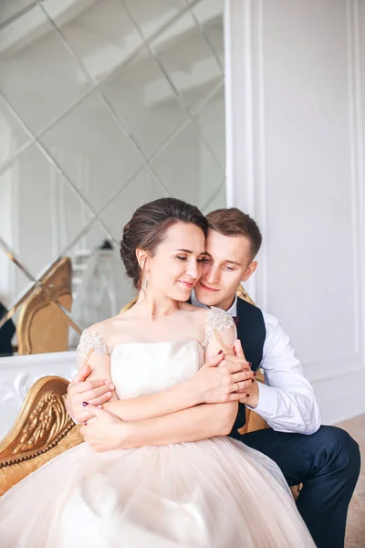 Bruidspaar op de studio. Trouwdag. Gelukkig jonge bruid en bruidegom op hun trouwdag. Bruidspaar - nieuwe familie. — Stockfoto