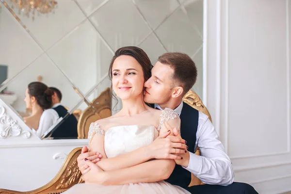 Casal de casamento no estúdio. Dia do casamento. Noiva jovem feliz e noivo em seu dia do casamento. Casamento casal - nova família . — Fotografia de Stock