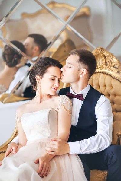 Pareja de boda en el estudio. Día de la boda. Feliz joven novia y novio en el día de su boda. Pareja de boda - nueva familia . — Foto de Stock