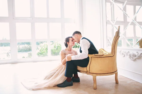 Bruidspaar op de studio. Trouwdag. Gelukkig jonge bruid en bruidegom op hun trouwdag. Bruidspaar - nieuwe familie. — Stockfoto