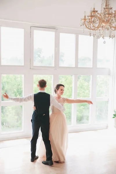 Primera boda dance.wedding pareja baila en el estudio. Día de la boda. Feliz joven novia y novio en el día de su boda. Pareja de boda - nueva familia . — Foto de Stock