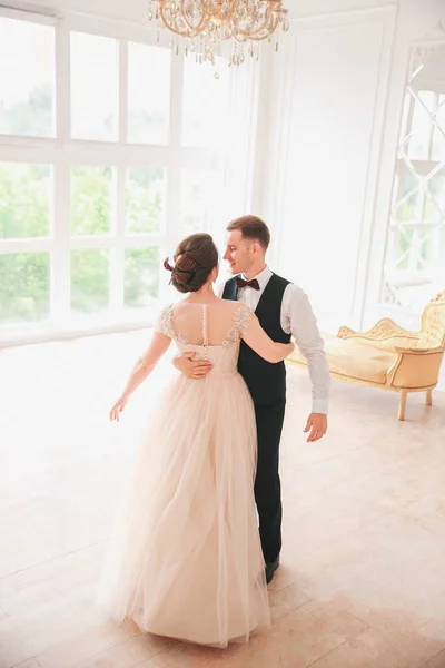 Eerste huwelijk dance.wedding paar dansen op de studio. Trouwdag. Gelukkig jonge bruid en bruidegom op hun trouwdag. Bruidspaar - nieuwe familie. — Stockfoto