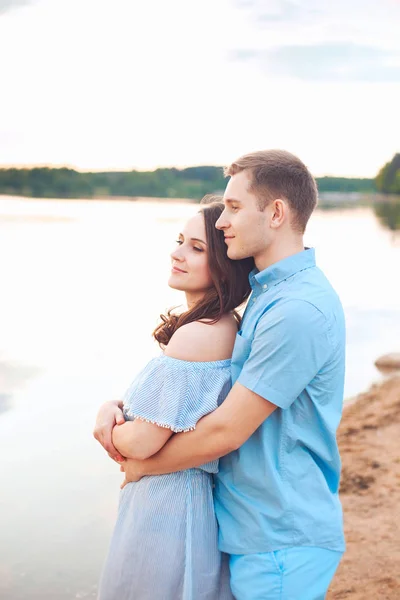 Gelukkige romantisch paar in liefde en plezier op het meer buiten in de zomerdag, de schoonheid van de natuur, harmonie concept — Stockfoto