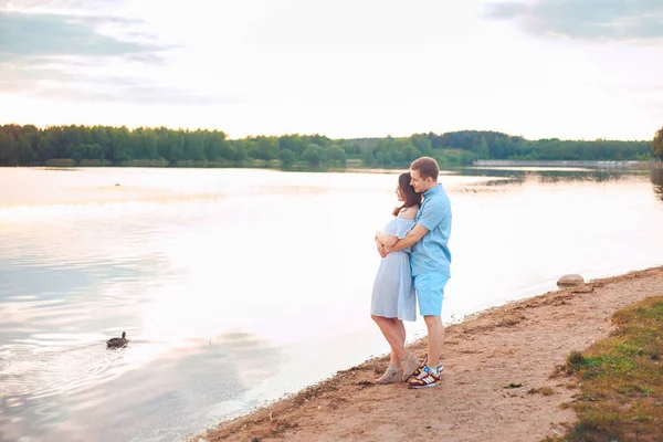 Glückliches romantisches Paar verliebt und Spaß am See im Freien an Sommertagen, Schönheit der Natur, Harmoniekonzept — Stockfoto