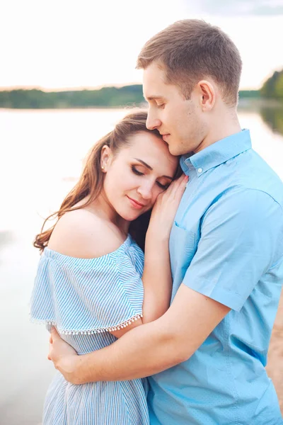 Close-up van de romantische schoonheid portret van gelukkige paar in liefde knuffels en plezier, avond zonlicht, — Stockfoto