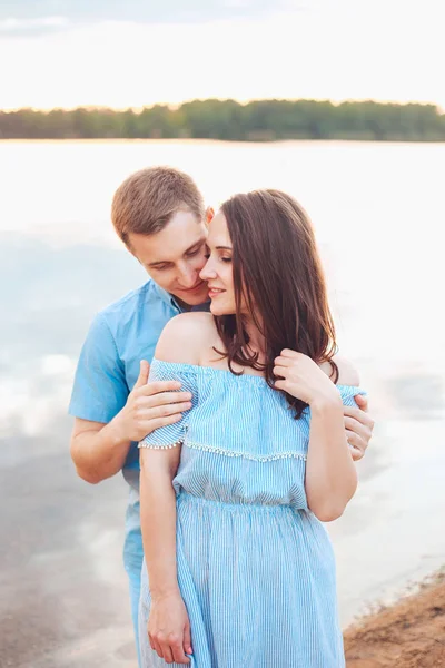 Nahaufnahme romantische Schönheit Porträt eines glücklichen Paares in verliebten Umarmungen und Spaß haben, Abendsonne, — Stockfoto