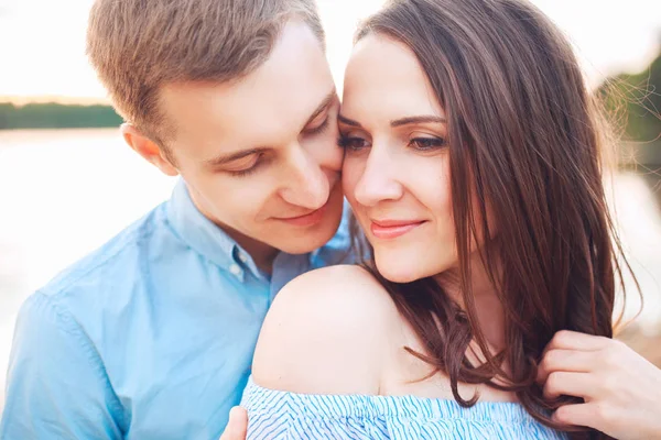Närbild av romantisk skönhet porträtt av lyckliga par i kärlek kramar och ha roligt, kväll solljus, — Stockfoto