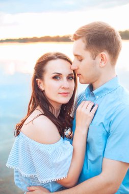 Aşık genç çift birbirlerine göle yaz günü, uyum kavramı açık sarılmak