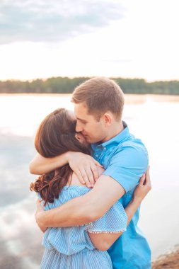 Aşık genç çift birbirlerine göle yaz günü, uyum kavramı açık sarılmak