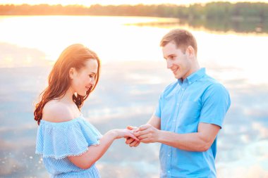 Evlenme teklifi günbatımı üzerinde. genç adam bir öneri nişanı kız arkadaşına yapar.