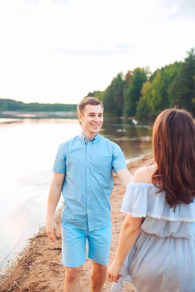 Jonge mooie paar verliefd op zonsondergang op het strand te lopen. — Stockfoto