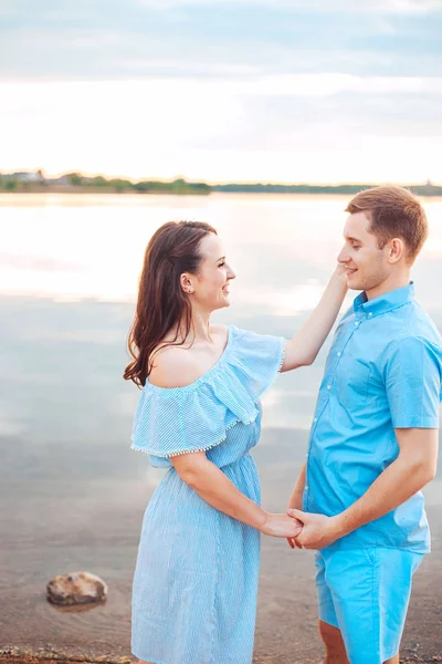 Jeune couple amoureux s'embrassent au bord du lac en plein air dans la journée d'été, concept d'harmonie — Photo