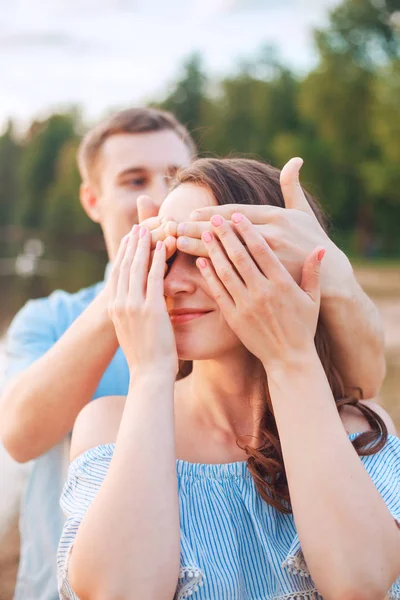 Heiratsantrag bei Sonnenuntergang. Junger Mann macht seiner Freundin Verlobungsantrag — Stockfoto