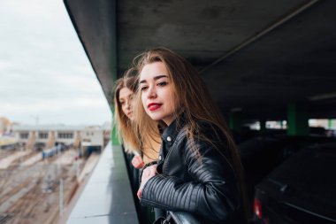 Kadınlar cityscape içinde birlikte birkaç. İki neşeli güzel moda Kız çatıda. Şehir Manzaralı