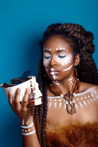 Stylem afrykańskim kobieta. Atrakcyjna, młoda kobieta w Biżuteria etniczna. Portret kobiety z malowanej twarzy z bliska. Kreatywnych makijaż i jasny styl. — Zdjęcie stockowe