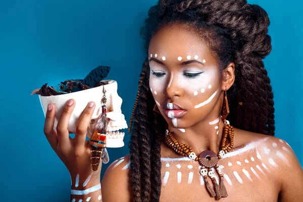 Femme de style africain. Jolie jeune femme en bijoux ethniques. portrait rapproché d'une femme au visage peint. Maquillage créatif et style lumineux . — Photo