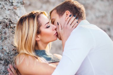 İki aşık şaşırtıcı cennet tropikal plaj üzerinde eğleniyor. Seksi model ve yakışıklı erkeğini yaz zaman zevk .