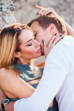 İki aşık şaşırtıcı cennet tropikal plaj üzerinde eğleniyor. Seksi model ve yakışıklı erkeğini yaz zaman zevk .