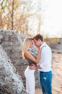 İki aşık şaşırtıcı cennet tropikal plaj üzerinde eğleniyor. Seksi model ve yakışıklı erkeğini yaz zaman zevk .