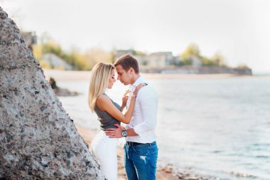 İki aşık şaşırtıcı cennet tropikal plaj üzerinde eğleniyor. Seksi model ve yakışıklı erkeğini yaz zaman zevk .