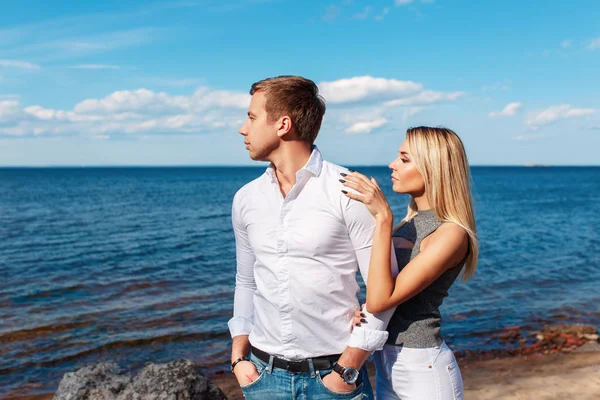 Glückliches Paar auf Meeresgrund. glückliches junges Paar lacht und umarmt sich am Strand — Stockfoto