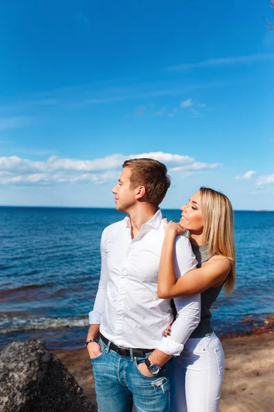 바다 배경 행복 한 커플입니다. 행복 한 젊은 커플 웃으면서 해변에서 포옹 — 스톡 사진